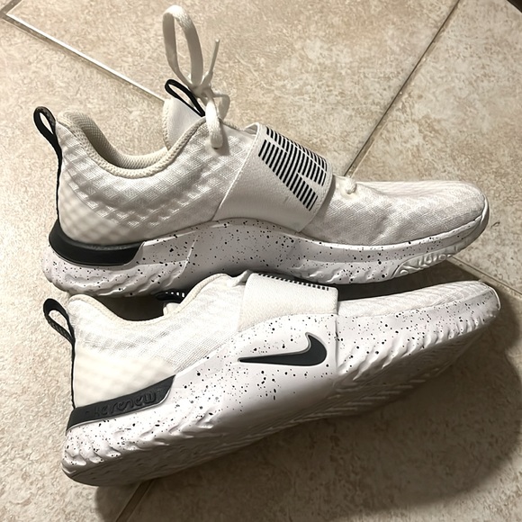 White Nike running shoes - Picture 2 of 3